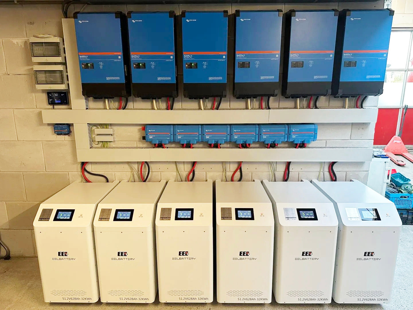 The EEL 51.2V 34kWh MB56 LiFePO4 battery can be used with your Victron devices to form an efficient and stable home backup power system.